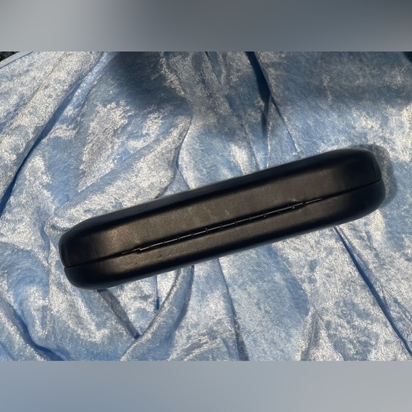 Guess Sunglasses/Clear Hard Storage case - Picture 3 of 5